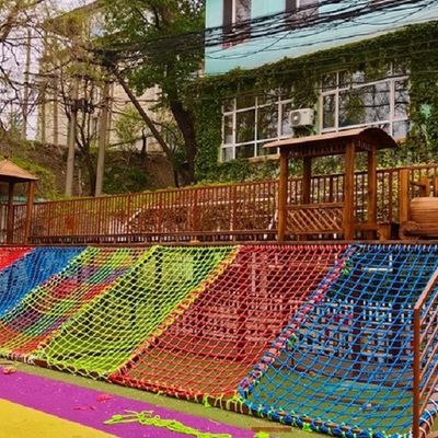 Farbenfrohe Nylon-Nest-Kletternetze für den Spielplatz